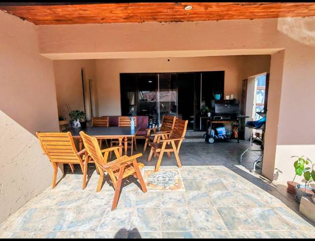 6 BEDROOM HOUSE FOR SALE IN ROOIHUISKRAAL